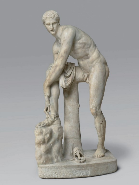 19 Hermes rattachant sa sandale 19 Hermes rattachant sa sandale